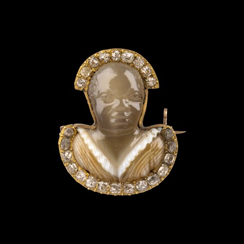 A fine Georgian Blackmoore gold brooch with diamonds and an agate cameo.